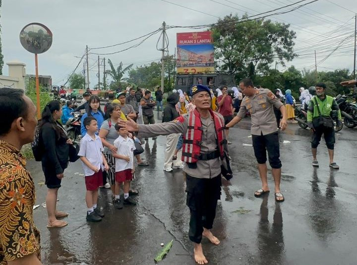 Sinergi Polri, PolAirud, dan Warga Bantu Evakuasi Korban Banjir di Penjaringan