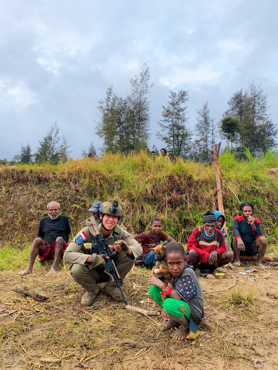 Satgas Ops Damai Cartenz 2025 Gelar Patroli dan Bagi Sembako di Distrik Omukia, Puncak Papua Tengah