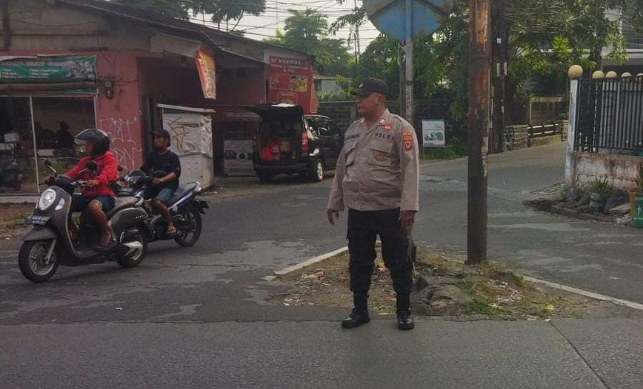 Personil Polsek Pondok Gede Lakukan Pengaturan Lalu Lintas, Dukung Kelancaran Aktivitas Pagi Masyarakat