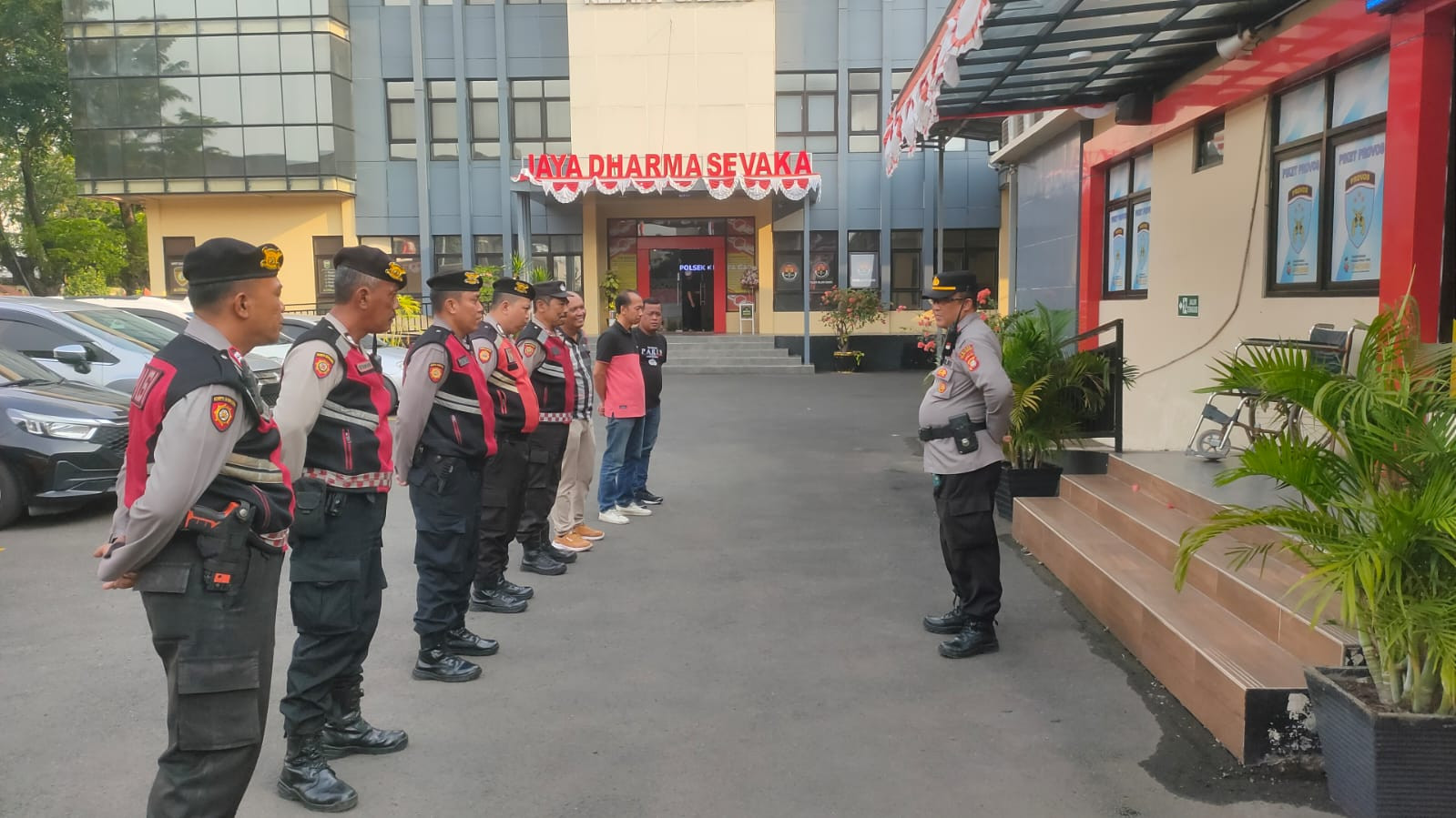 Polisi di Kelapa Gading Gelar Edukasi dan Penindakan Bagi Pengendara Motor Tak Pakai Helm