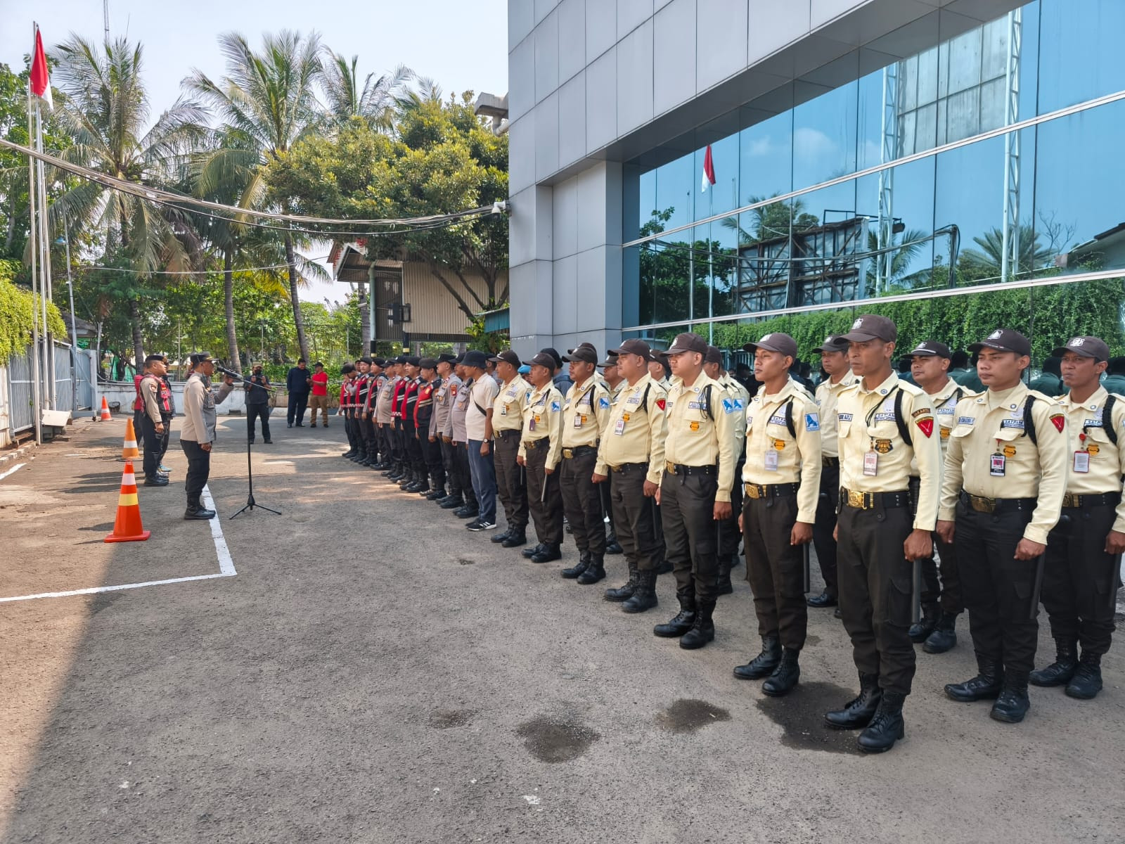 Polsek Pademangan Gelar Apel Pengamanan Aksi Unjuk Rasa Mahasiswa di PT Charoen Pokphand