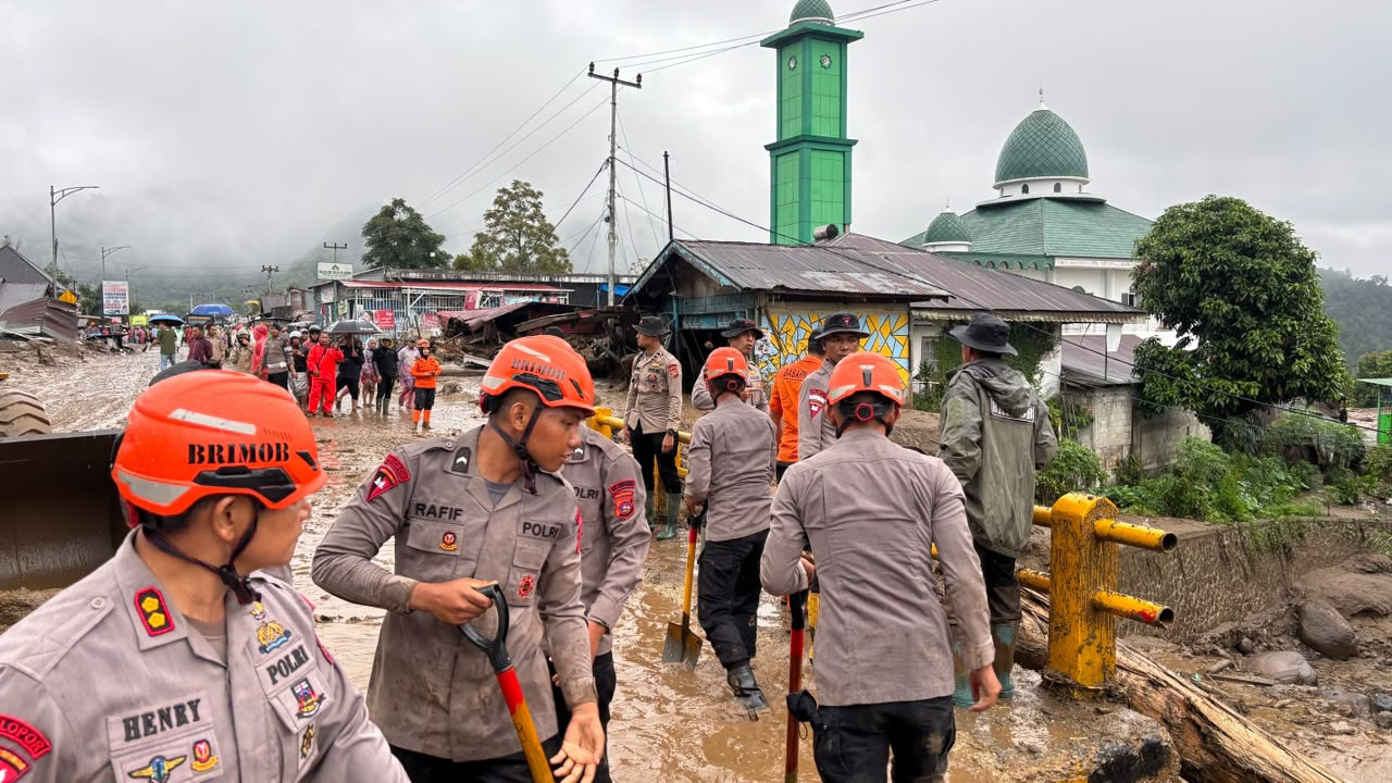 Saat Golodo Menerjang Solok, Polri Hadir Melayani: SAR Dikerahkan Mapolres Jadi Tempat Pengungsian