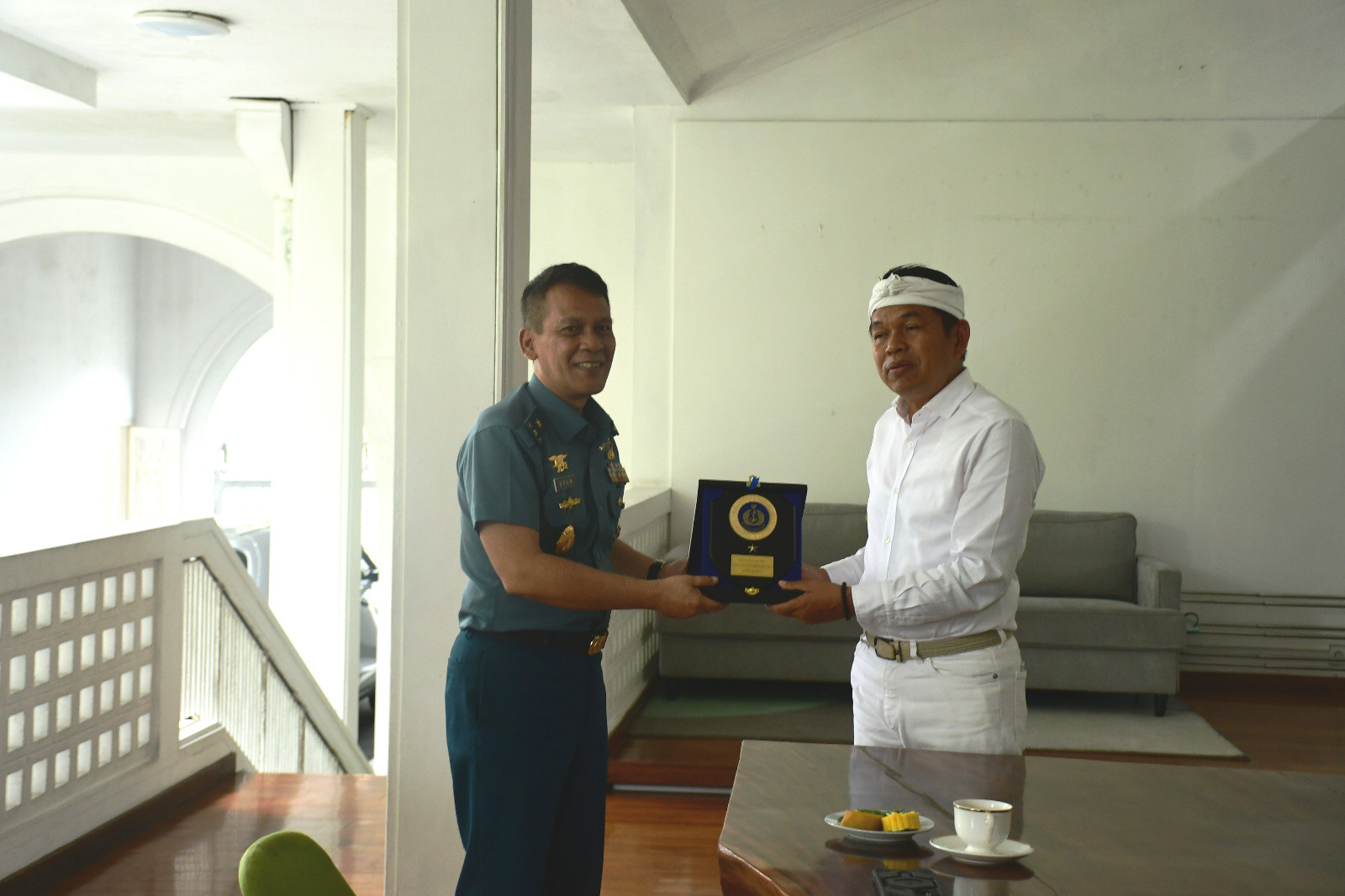 Komandan Lanal Bandung Dampingi Aspotmar Kasal Kunjungi Gubernur Jabar Jalin Silaturahmi