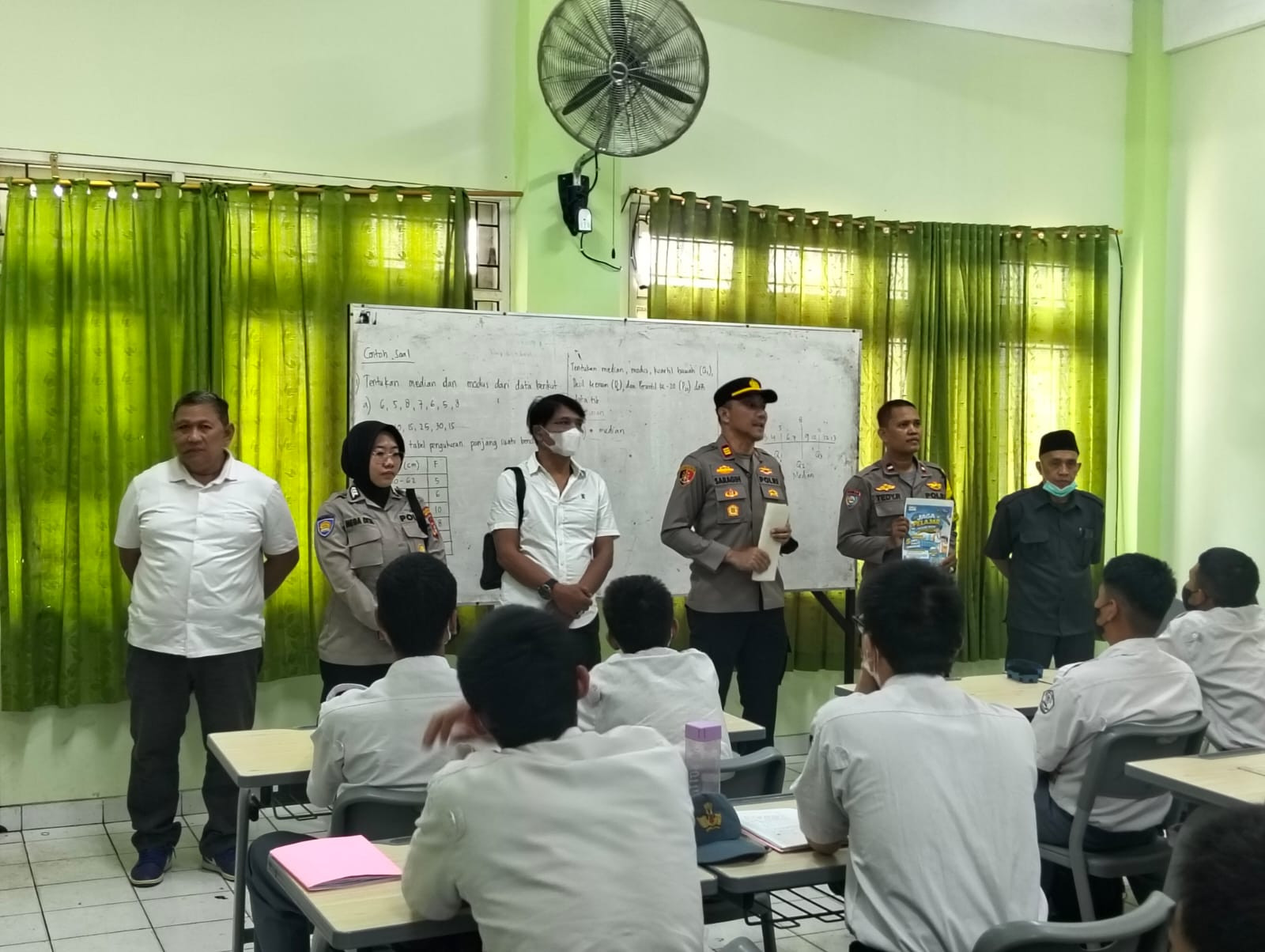 Secara Serentak Kapolsek Bekasi Barat Pimpin Sosialisasi Maklumat Kapolres, Jaga Pelajar dari Pengaruh Negatif