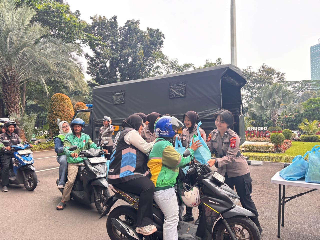Polwan Polda Metro Jaya Ajak Ojol Tertib Lalu Lintas di Program Jum’at Peduli