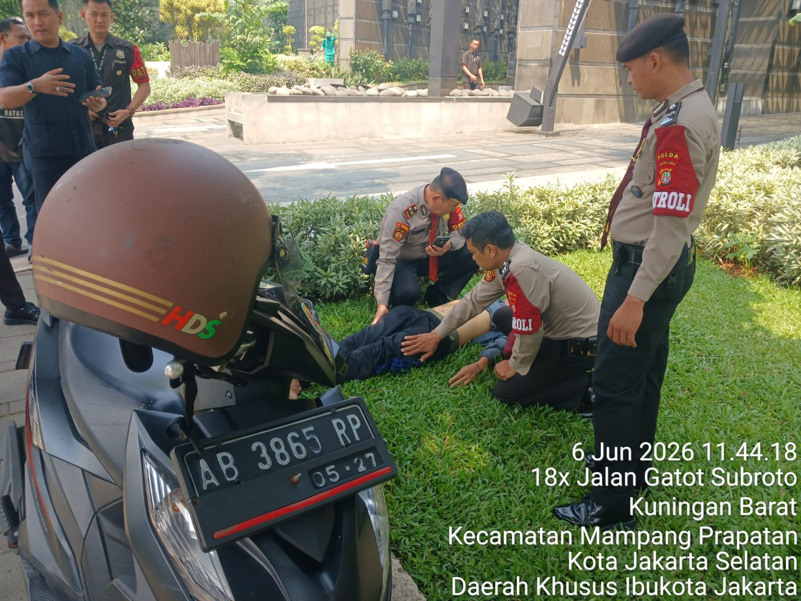 Respons Cepat Patroli Ditpamobvit PMJ Tolong Korban Kecelakaan di Gatot Subroto