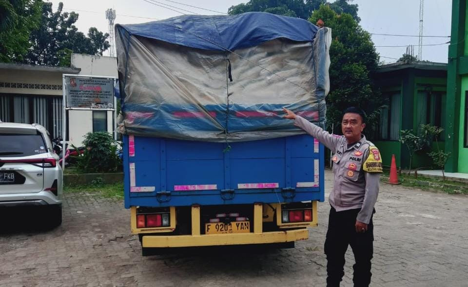 Polisi Kawal Distribusi Bantuan Beras, 1.113 Warga Bojong Rawalumbu Terima Jatah Pangan