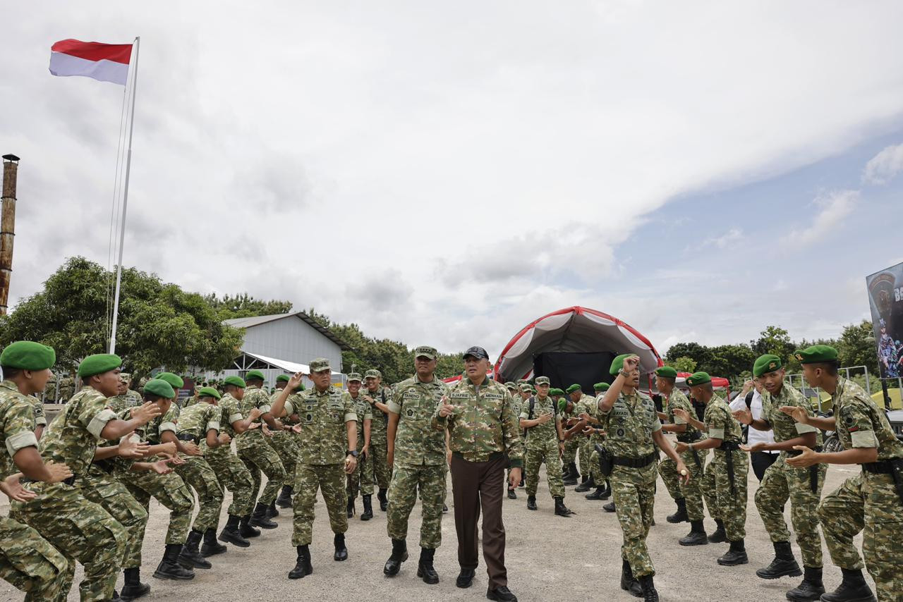 Wapang TNI Dampingi Menhan RI Tinjau Yonif TP 888, Perkuat Pertahanan Negara