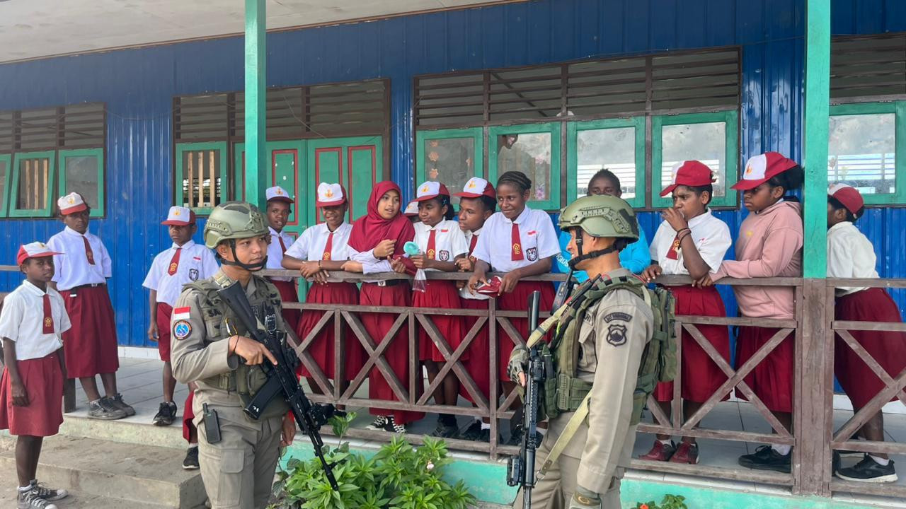 Satgas Ops Damai Cartenz Gelar Patroli Dialogis dan Sambang ke SDN Bale, Perkuat Kedekatan Humanis dengan Masyarakat