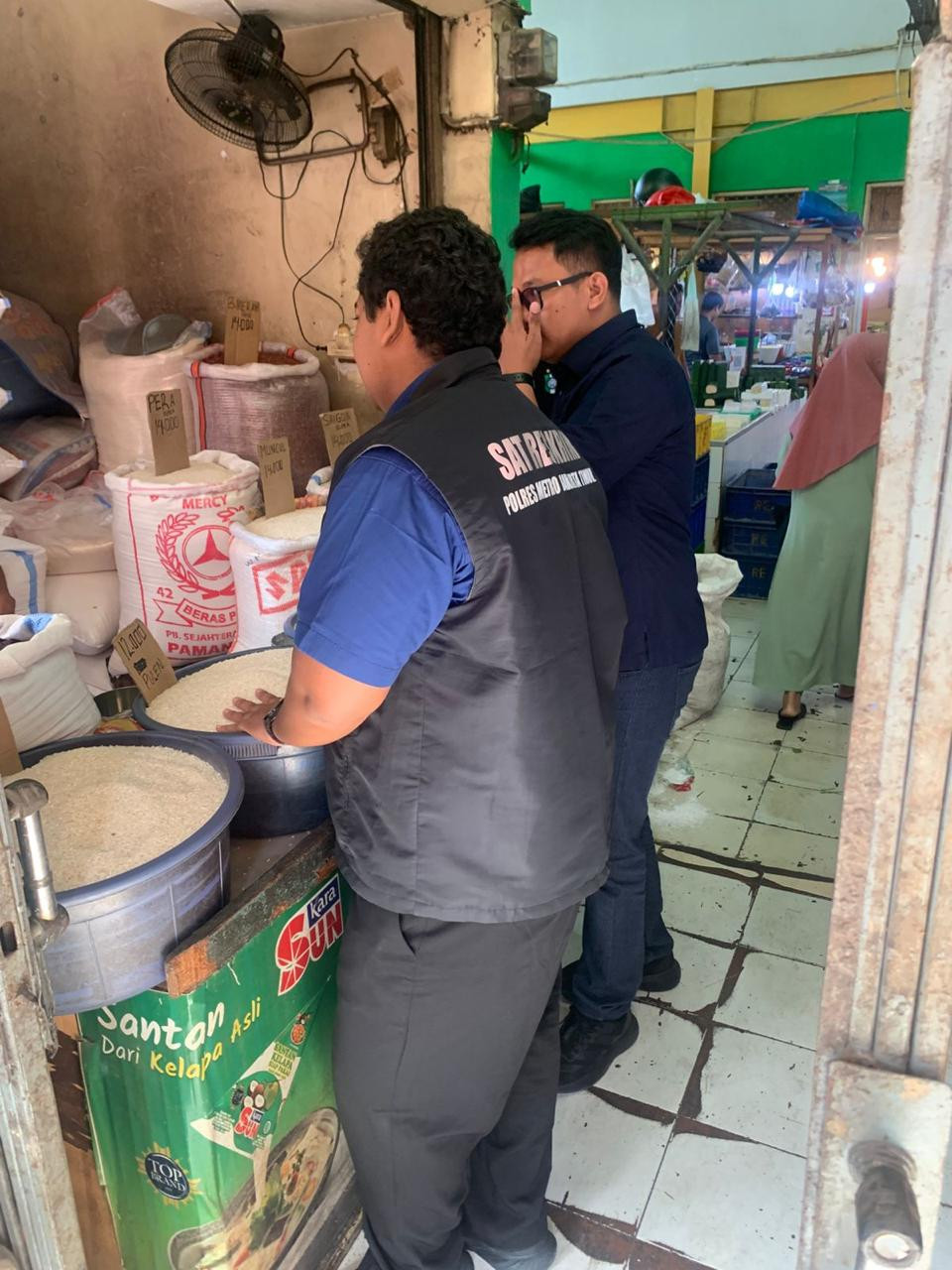 Polres Metro Jakarta Timur Lakukan Pengecekan Beras untuk Jaga Stok dan Stabilitas Harga