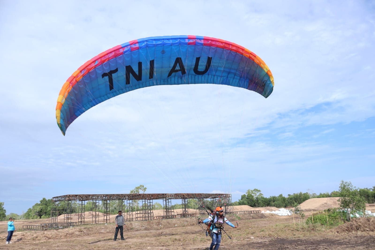 Festival Dirgantara Bumi Lasinrang Dimeriahkan Atraksi Pesawat Ultralight, Aeromodeling, Paramotor, dan Flypass Pesawat C-130 Hercules
