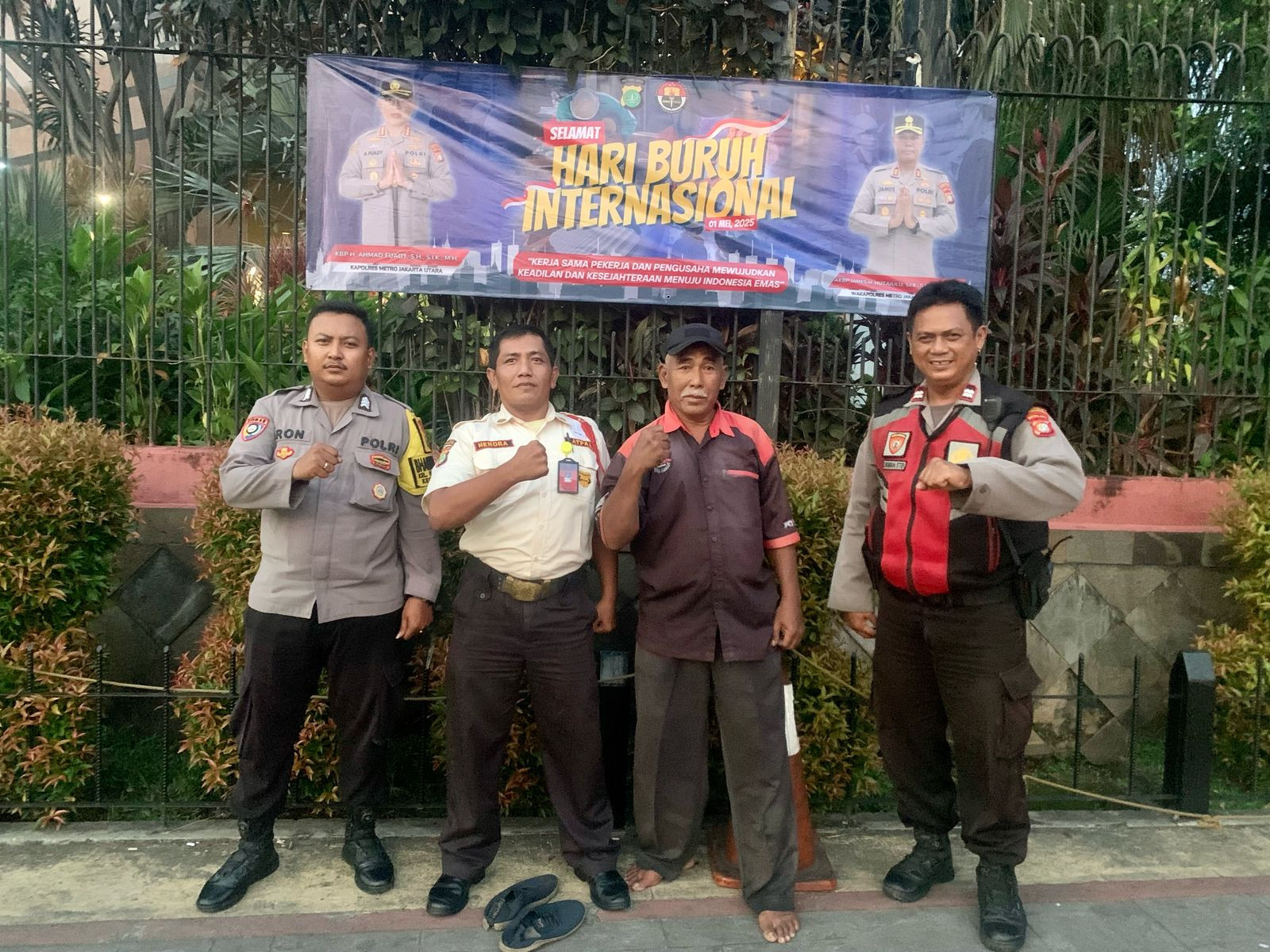Polsek Pademangan Pasang Spanduk Peringatan Hari Buruh Internasional di Empat Titik Strategis