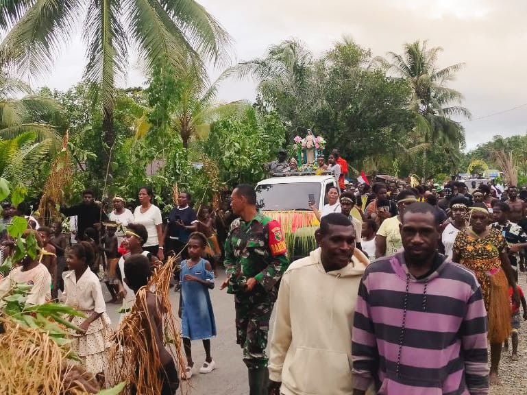 Momen Satgas TMMD Ikut Meriahkan Kegiatan Arak-Arakan Bunda Maria, Bukti Keharmonisan TNI dan Warga