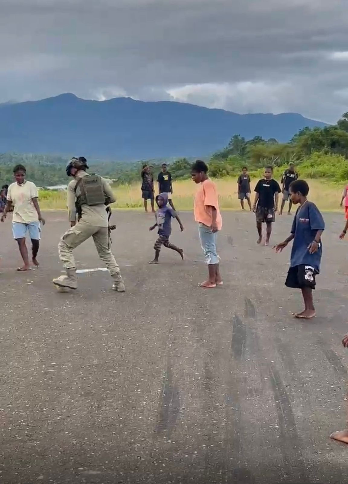 Satgas Ops Damai Cartenz Sambangi Kampung Apom Kiwirok, Salurkan Bantuan Bibit Tanaman dan Alat Tulis