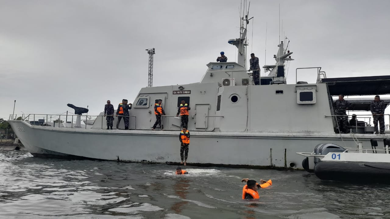 Prajurit Lanal Bengkulu Latihan Sea Survival Guna Peningkatan Kapasitas dan Kesiapan Dalam Menghadapi Situasi Darurat di Wilayah Perairan Bengkulu