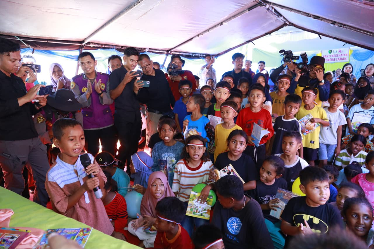 Ketua Umum Bhayangkari Gelar Bakti Sosial dan Bakti Kesehatan bagi Pengungsi Gempa Flores