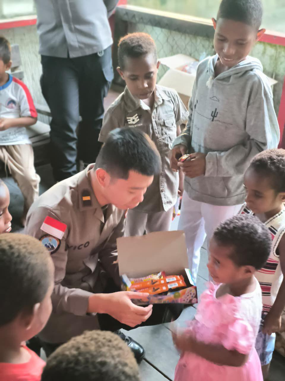 Tawa Anak-Anak Papua Sambut Kehadiran Satgas Damai Cartenz, Hangatkan Panti Asuhan di Keerom