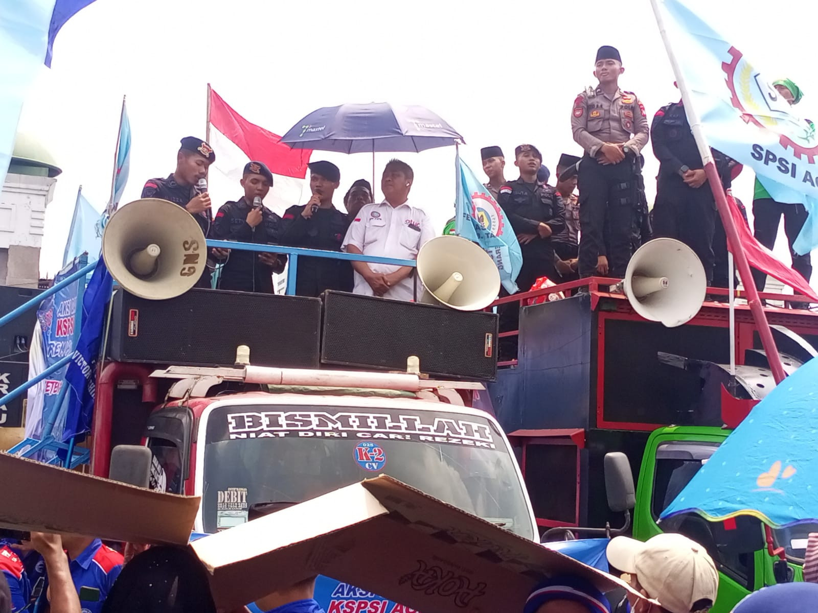 Sholawat: Buruh dan Polisi Gelar Doa Bersama di Tengah Penyampaian Pendapat