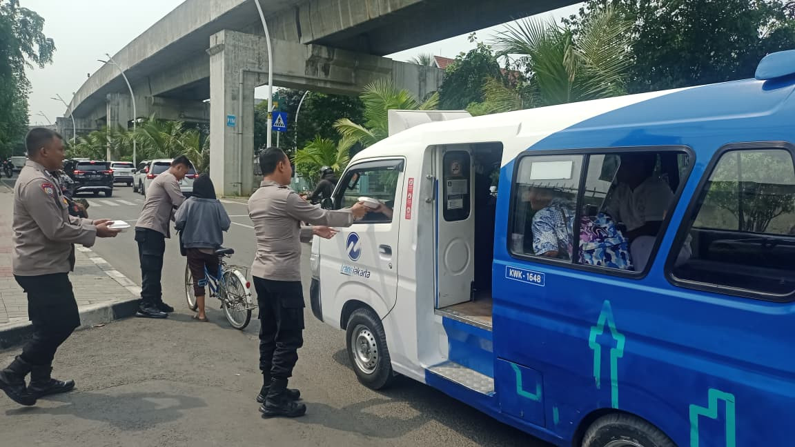 Polsek Kelapa Gading Gelar Jumat Berkah, Bagikan 50 Nasi Kotak kepada Warga dan Pengemudi Ojol