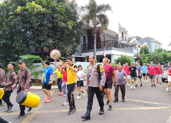 Kapolsek Kelapa Gading Olahraga Pagi dan Ngopi Bareng Warga RW 06