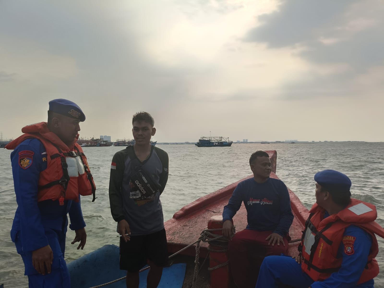 Patroli Dialogis Satpolairud Polres Kepulauan Seribu Antisipasi Perompak dan Kejahatan Laut, Himbau Warga Gunakan Life Jacket