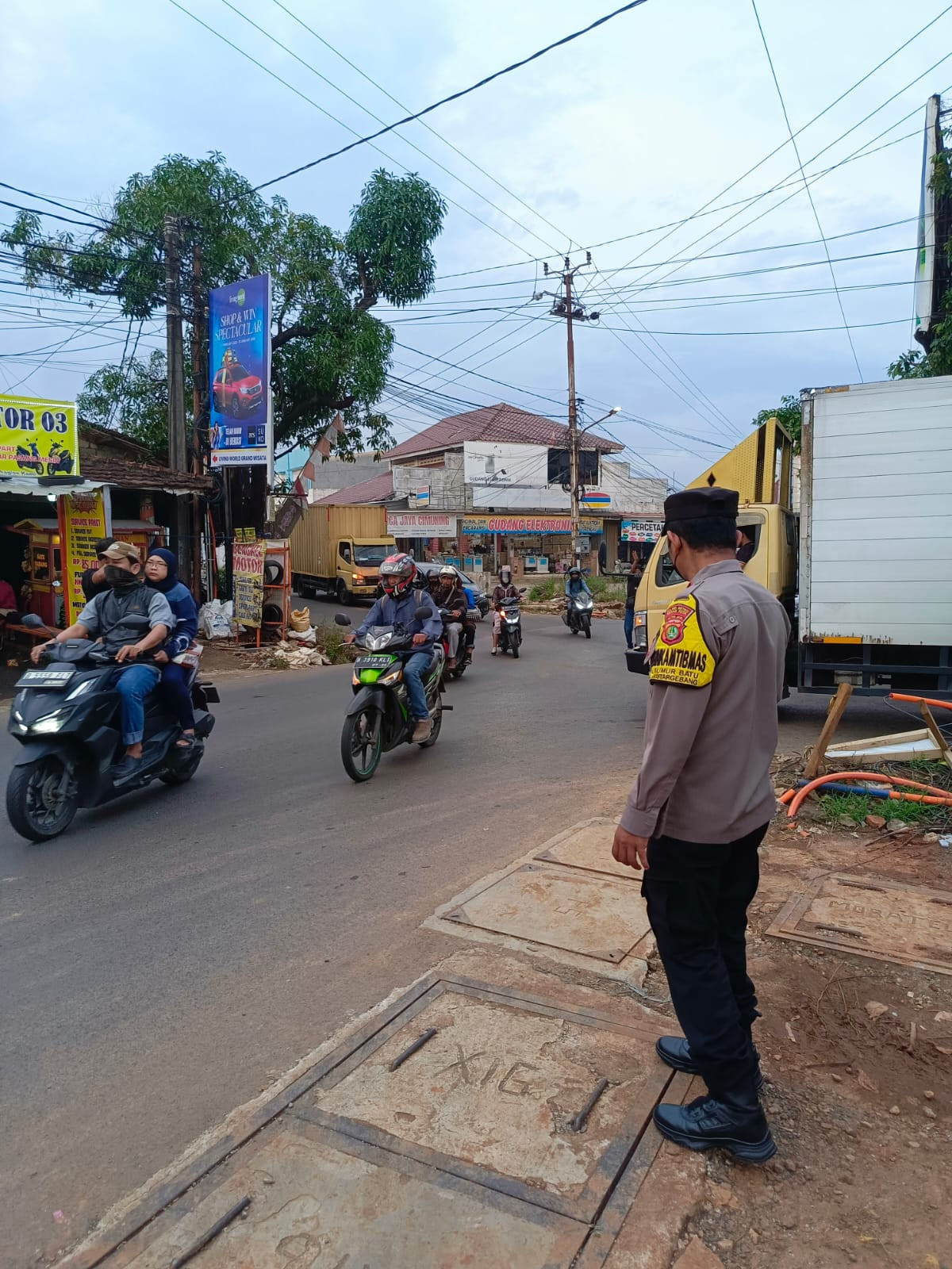 Hindari Kepadatan Jam Pulang Kerja, Unit Binmas Polsek Bantargebang Turun Gatur Lalin di Cimuning