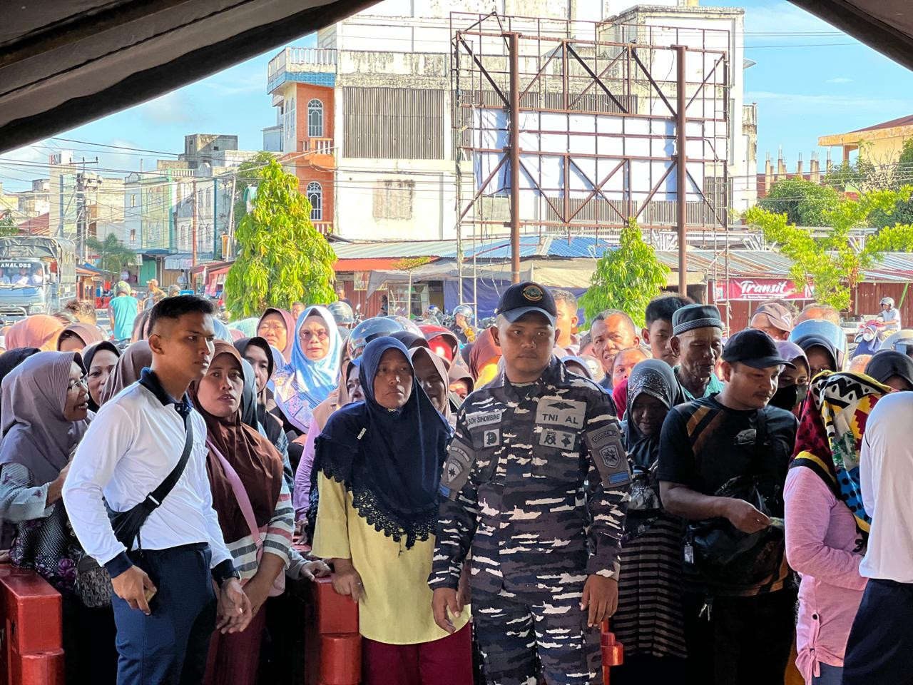 TNI Gelar Gerakan Pasar Murah dan Bakti Kesehatan di Dabo Singkep dalam Rangka HUT Ke-80 TNI Tahun 2025