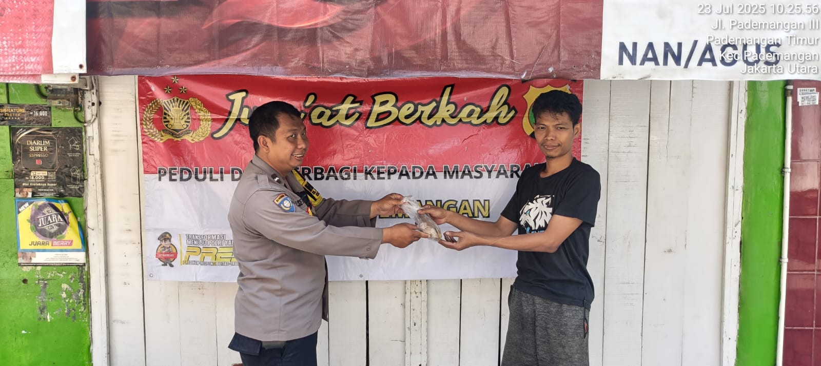 Polsek Pademangan Gelar Kegiatan Jumat Berkah, 20 Nasi Bungkus Dibagikan ke Warga