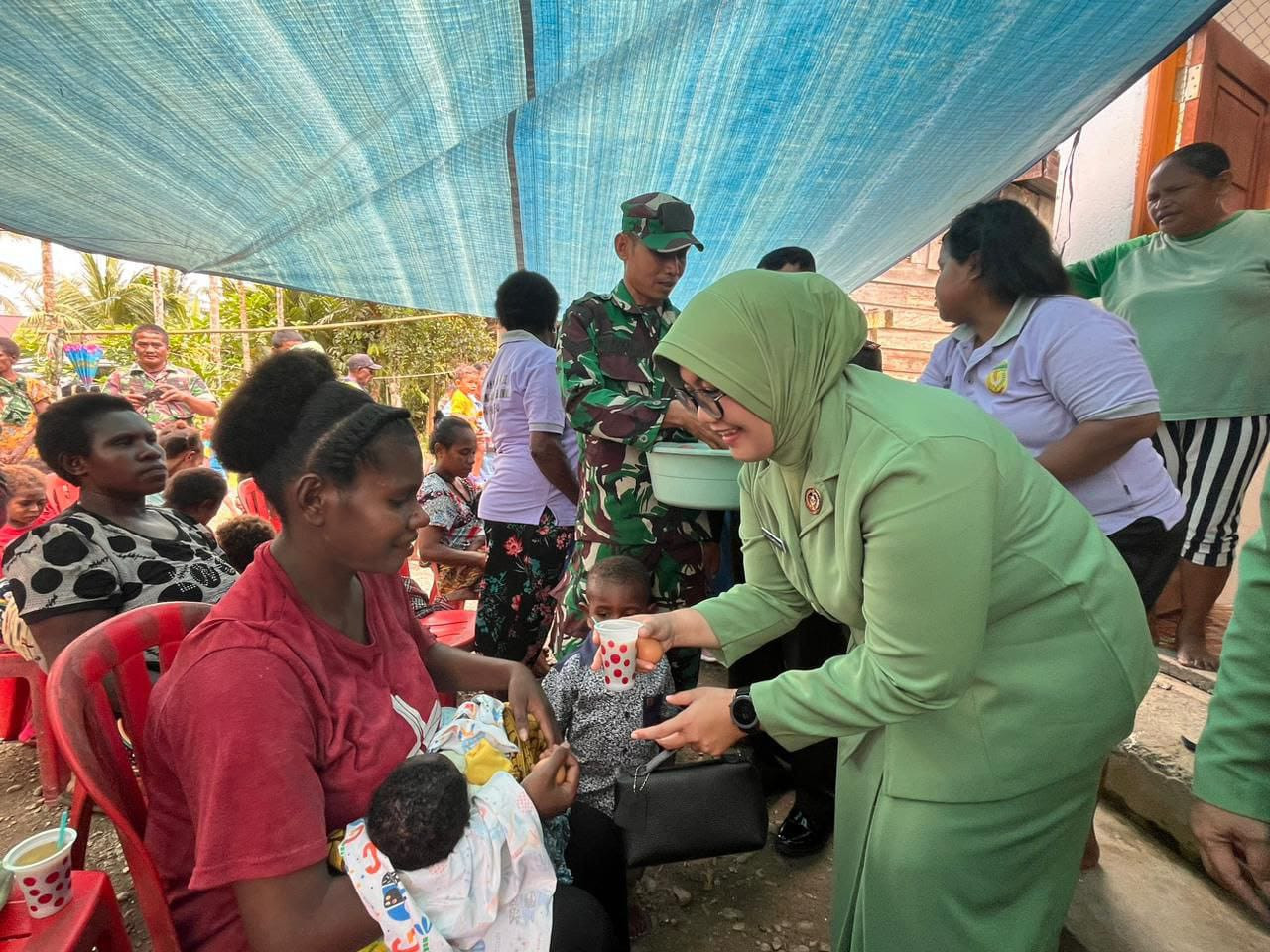 Dukung Program Penurunan Angka Stunting, Kodim 1710/Mimika Beri Makanan Tambahan Kepada Balita Jelang Peringatan HUT Ke-80 TNI