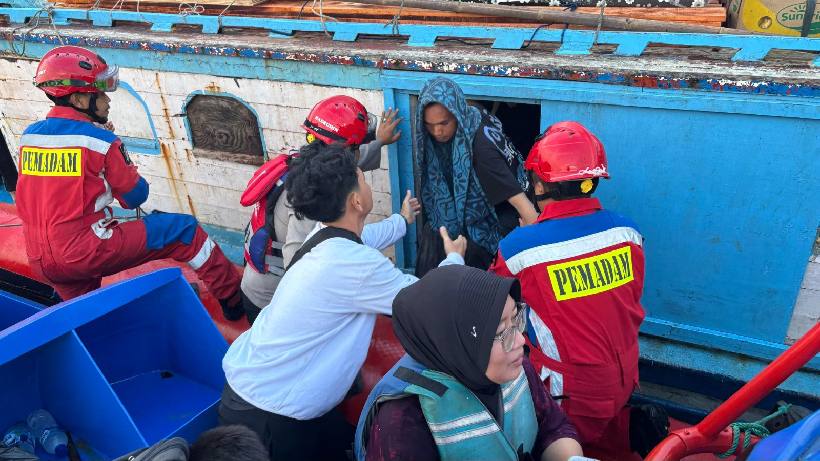 KM Doa Ibu Alami Mati Mesin di Perairan Pulau Laki, Polsek Kepulauan Seribu Selatan Lakukan Evakuasi Penumpang