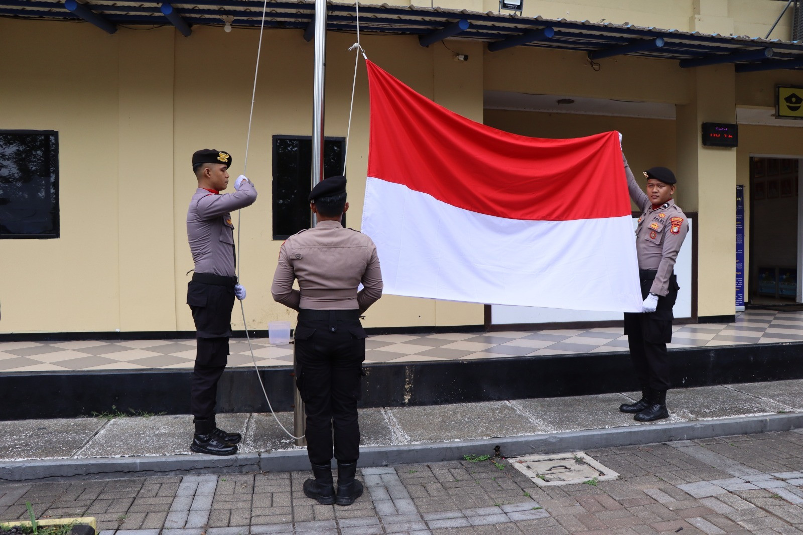 Upacara Hari Kesadaran Nasional, Polres Kepulauan Seribu Tekankan Disiplin dan Kesiapsiagaan Jelang May Day