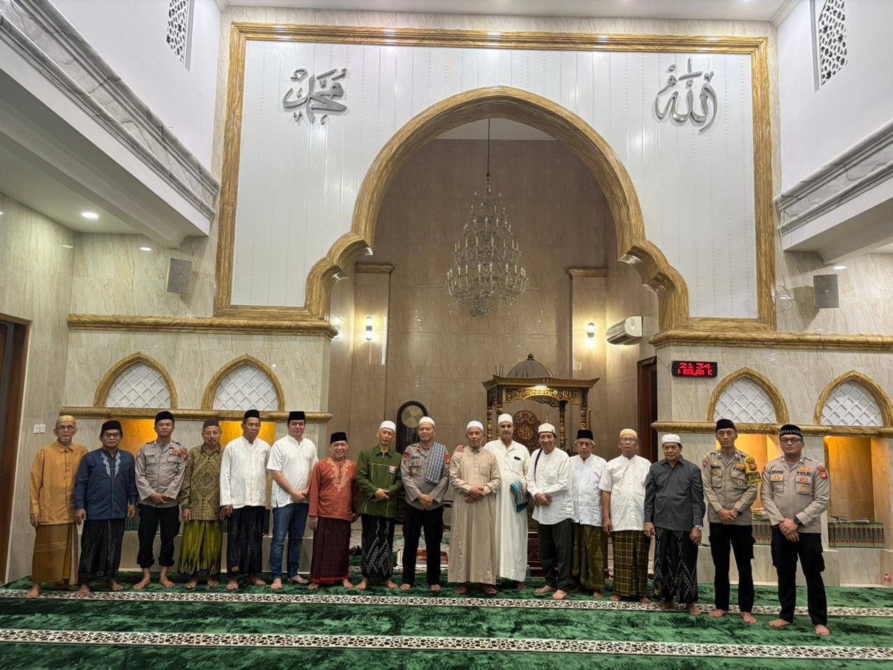 Tarawih Keliling di Cipete, Polda Metro Jaya Serahkan Al-Qur’an ke Masjid An-Nur
