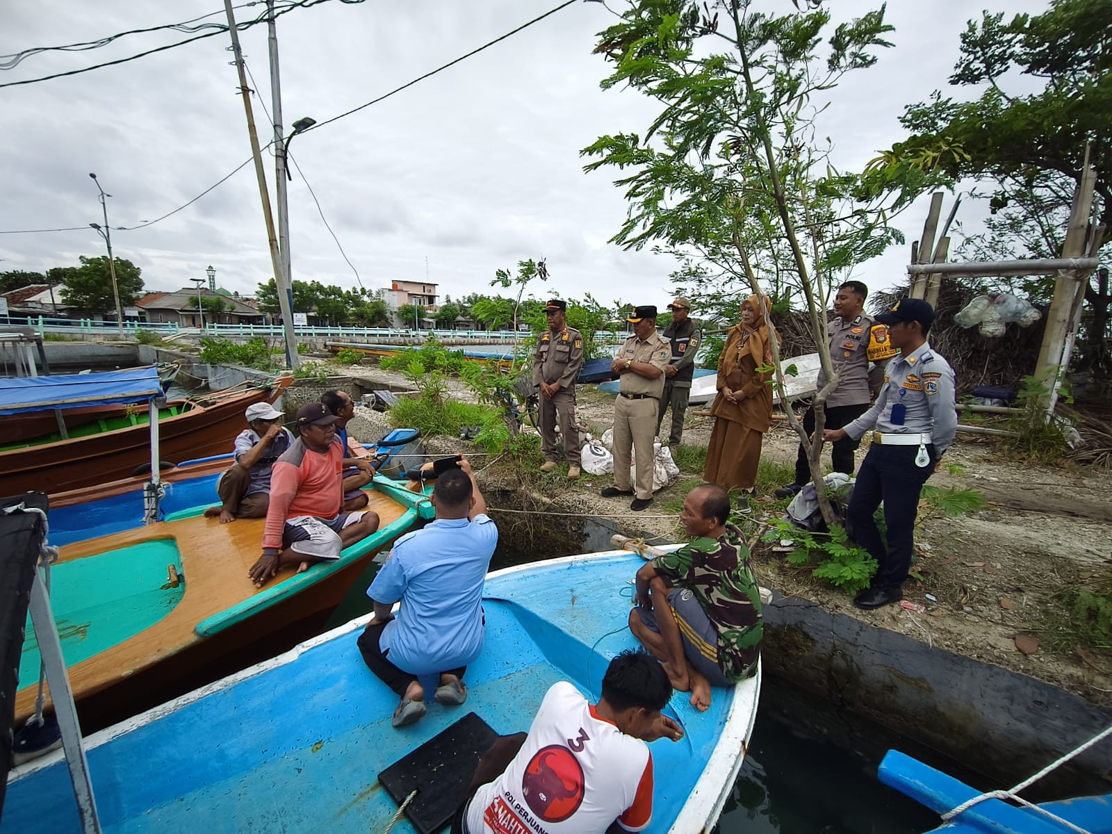 Bhabinkamtibmas Pulau Tidung Bersama Tiga Pilar Monitoring Cuaca dan Sampaikan Imbauan Keselamatan Nelayan