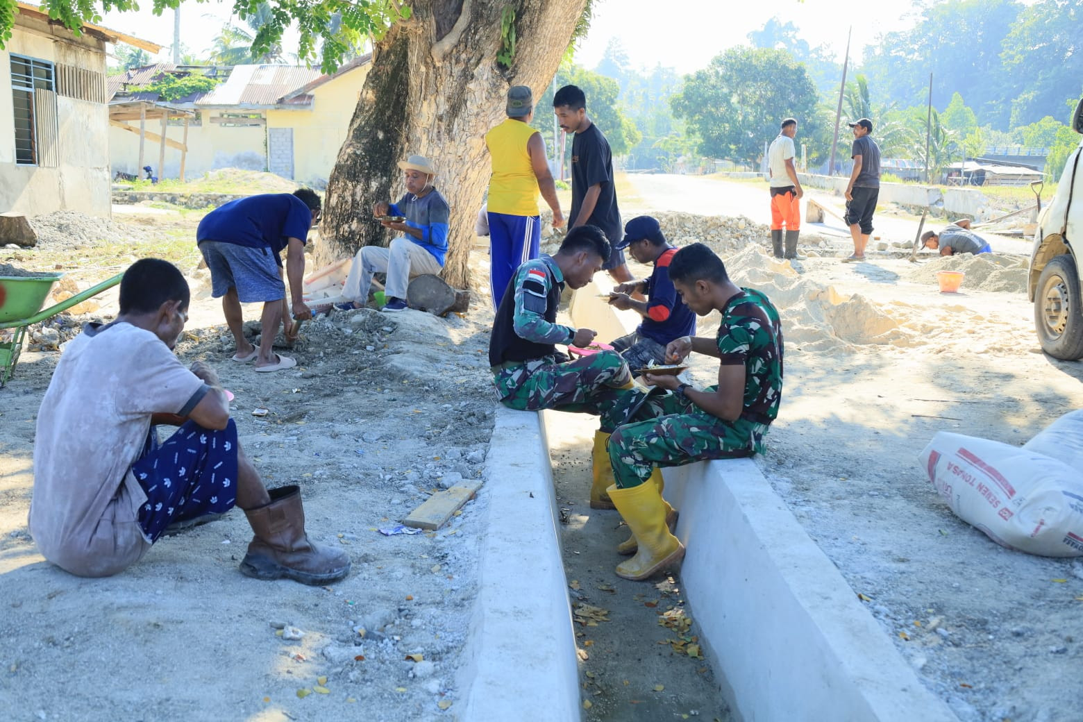 Hangatnya Kebersamaan, Satgas TMMD ke-129 Kodim 1505/Tidore Makan Bersama Warga di Lokasi Pekerjaan