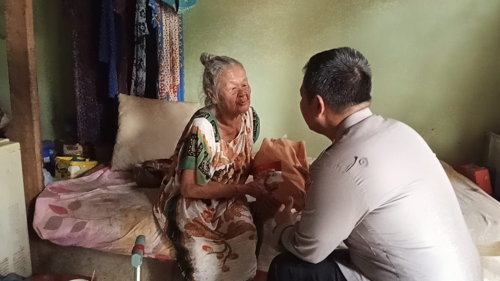 Peduli Kasih Kapolres Metro Bekasi Kota, Bagikan Paket Sembako kepada Warga