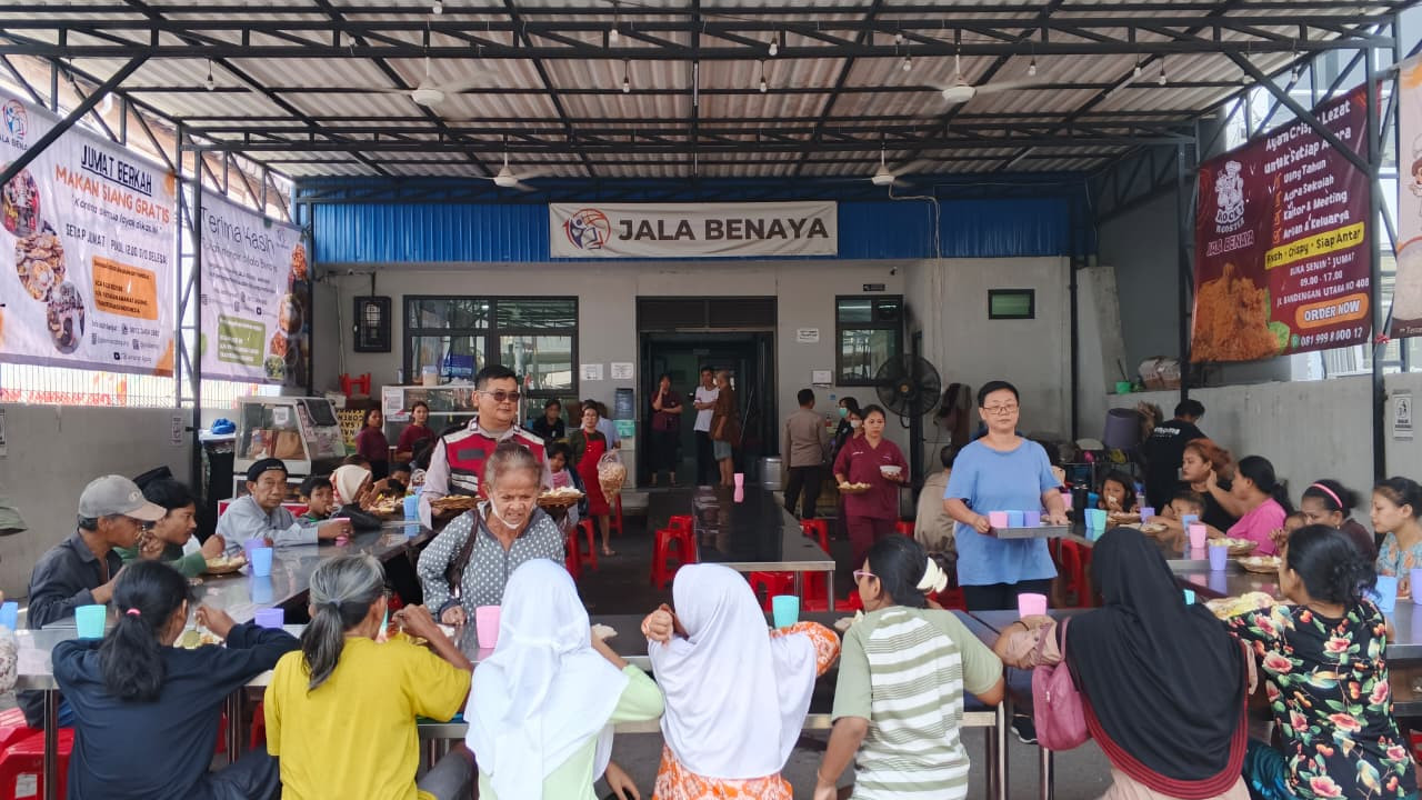 Jum’at Peduli Polsek Metro Penjaringan, 500 Paket Makanan Dibagikan untuk Warga dan Pekerja Lapangan