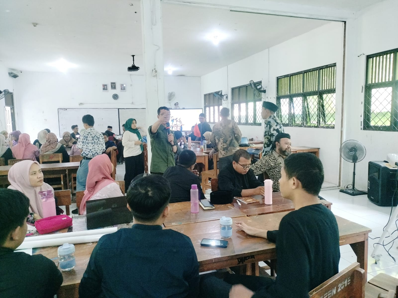 Tanamkan Karakter Panca Waluya, Bhabinkamtibmas Jakamulya Edukasi Guru dan Siswa SMKN 9 Bekasi