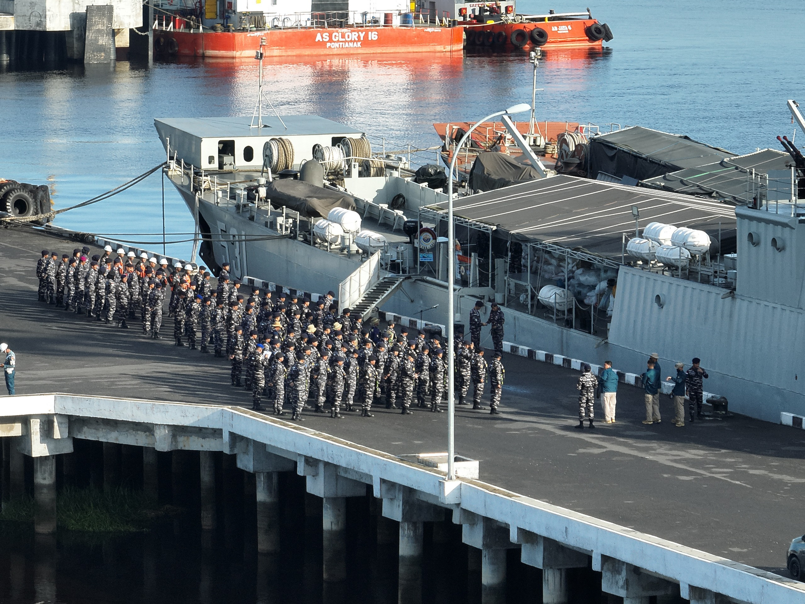 Danlanal Dumai Lepas Dua Unsur KRI Untuk Mendukung Distribusi Bantuan Kemanusiaan Ke Provinsi Aceh dan Sumut