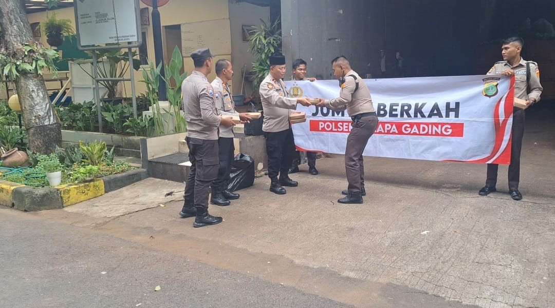 Jumat Berkah: Polsek Kelapa Gading Bagikan 100 Nasi Bungkus Untuk Petugas di Lapangan