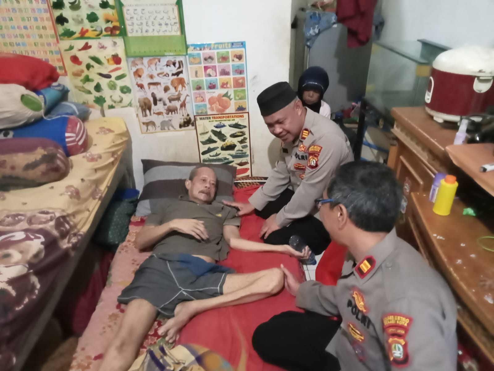 Kapolsek Bekasi Barat Tunjukkan Empati, Bantu Lansia Sakit di Jakasampurna