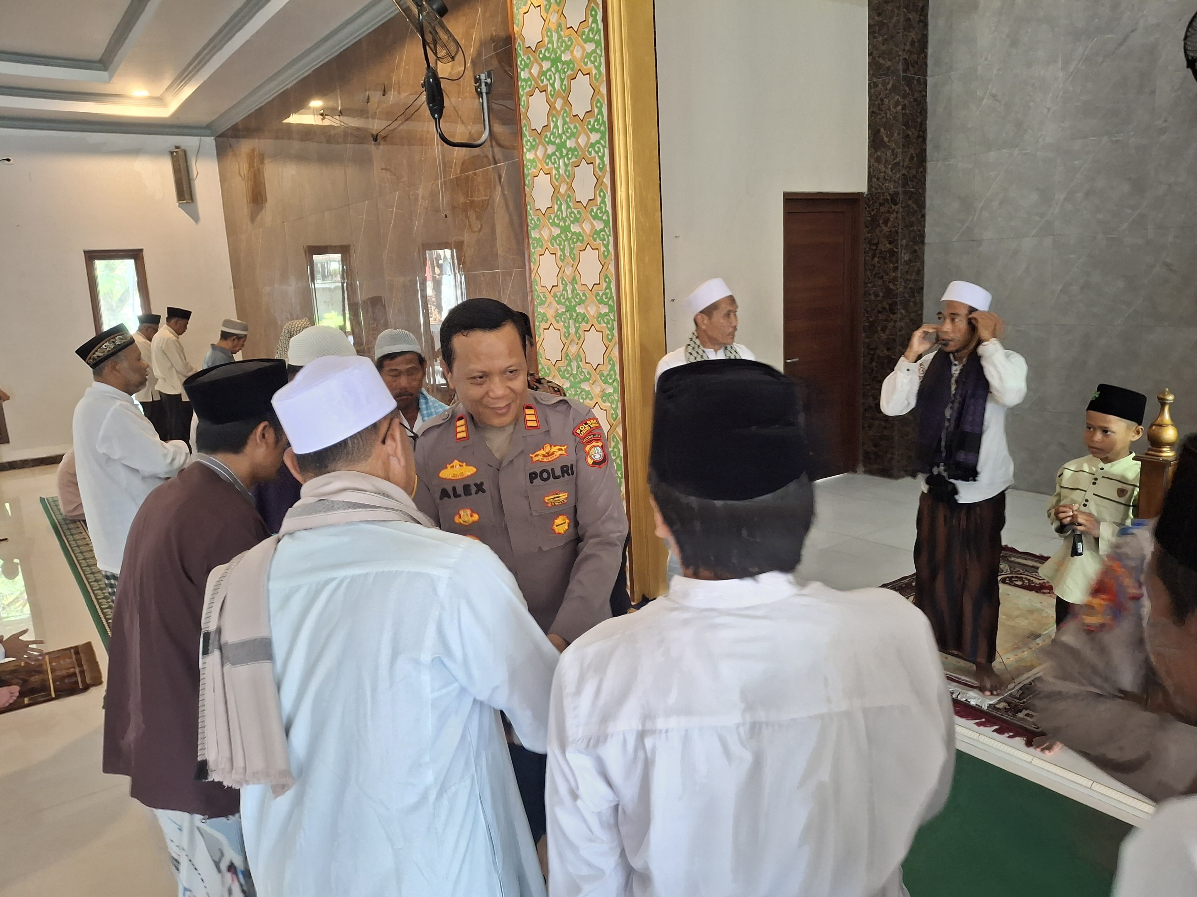 Polisi Cabangbungin Sholat Jumat Bersama Warga, Ajak Jaga Kerukunan dan Kebersihan Lingkungan