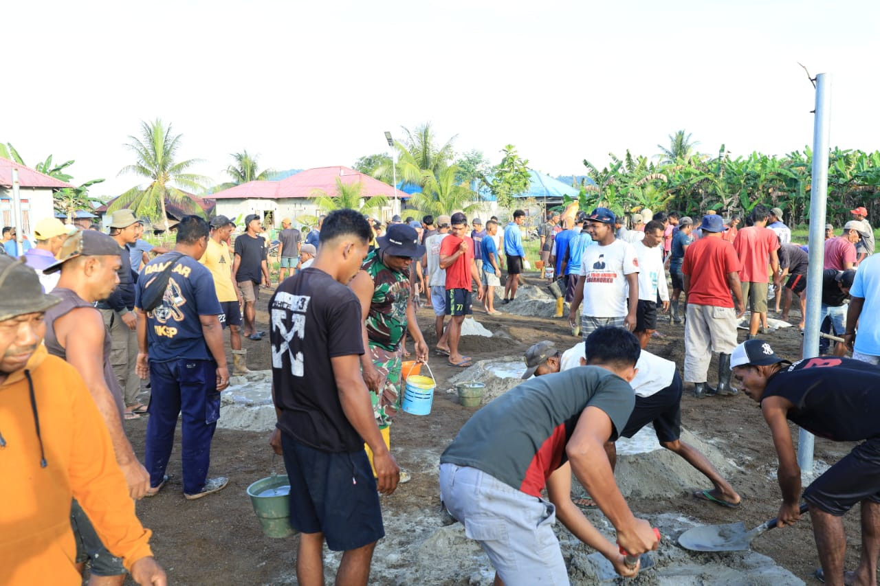 Semangat Kebersamaan, Satgas TMMD dan Warga Desa Wama Bahu Membahu Cor Lapangan Voli