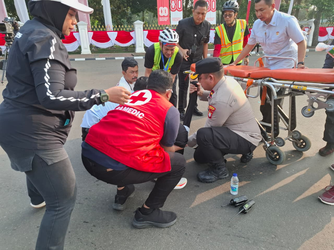 Kapolsek Metro Gambir Sigap Selamatkan Peserta Merdeka Run 8K Yang Kelelahan