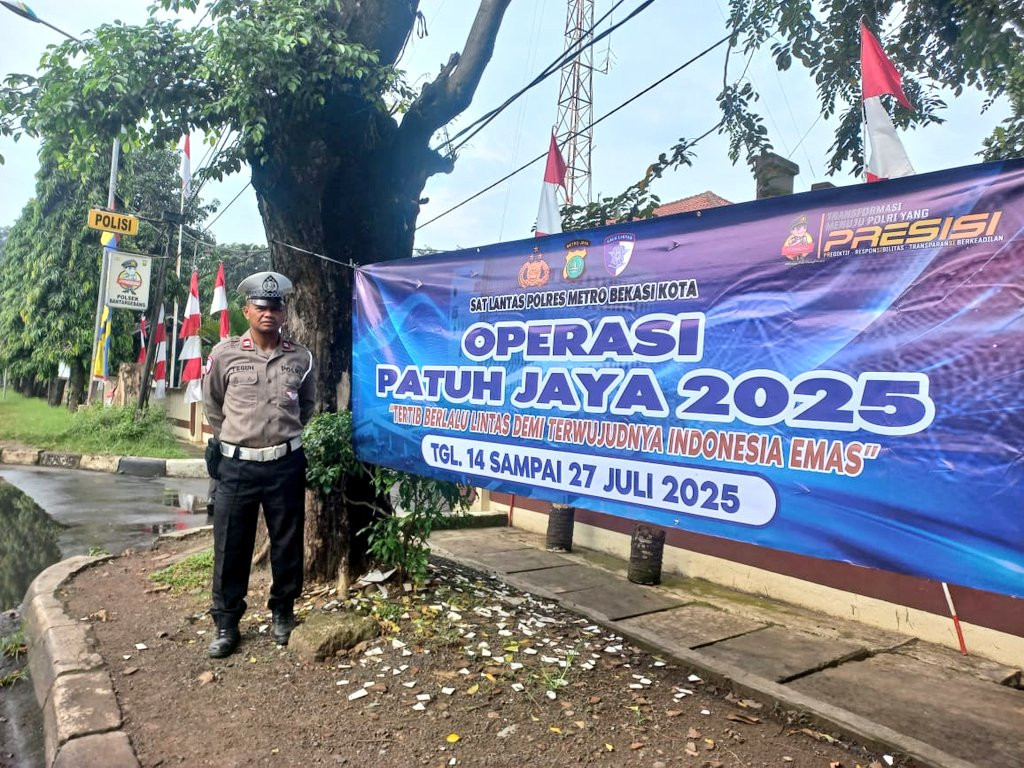Polsek Bantargebang Gelar Edukasi Lalu Lintas Secara Humanis di Jalan Raya Narogong
