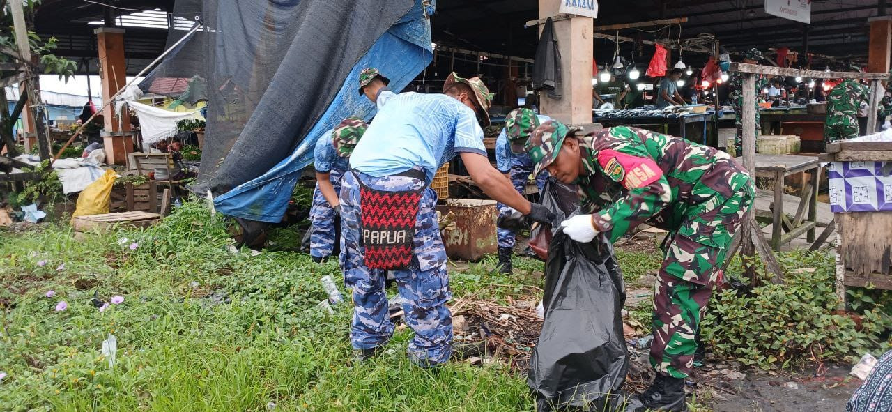 Jelang Peringatan HUT Ke-80 TNI Tahun 2025, Kodim 1710/Mimika bersama Satuan TNI-Polri dan Komponen Masyarakat Gelar Kegiatan Karya Bakti Pembersihan Lingkungan Pasar
