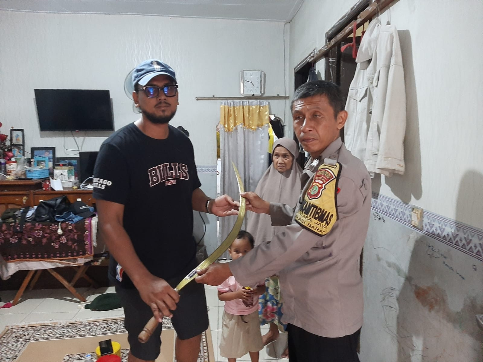 Warga Bintara Jaya Serahkan Sajam Secara Sukarela, Polisi Apresiasi Kesadaran Hukum