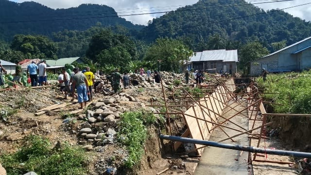 Satgas TMMD Kodim 1506/Namlea Bangun Reol/Drainase Raksasa di Desa Waenono