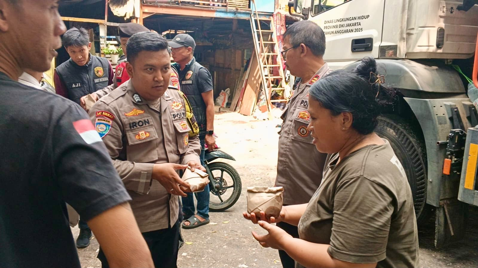 Jumat Peduli Polsek Pademangan, Bagikan 50 Nasi Kotak kepada Warga