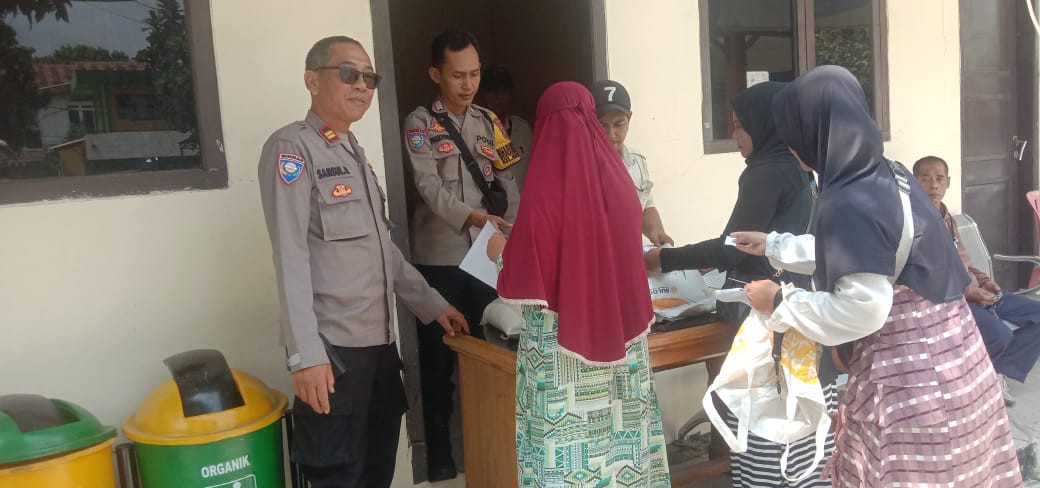 Pastikan Penyaluran Tepat Sasaran, Binmas Polsek Bekasi Barat Amankan Pembagian BPNT