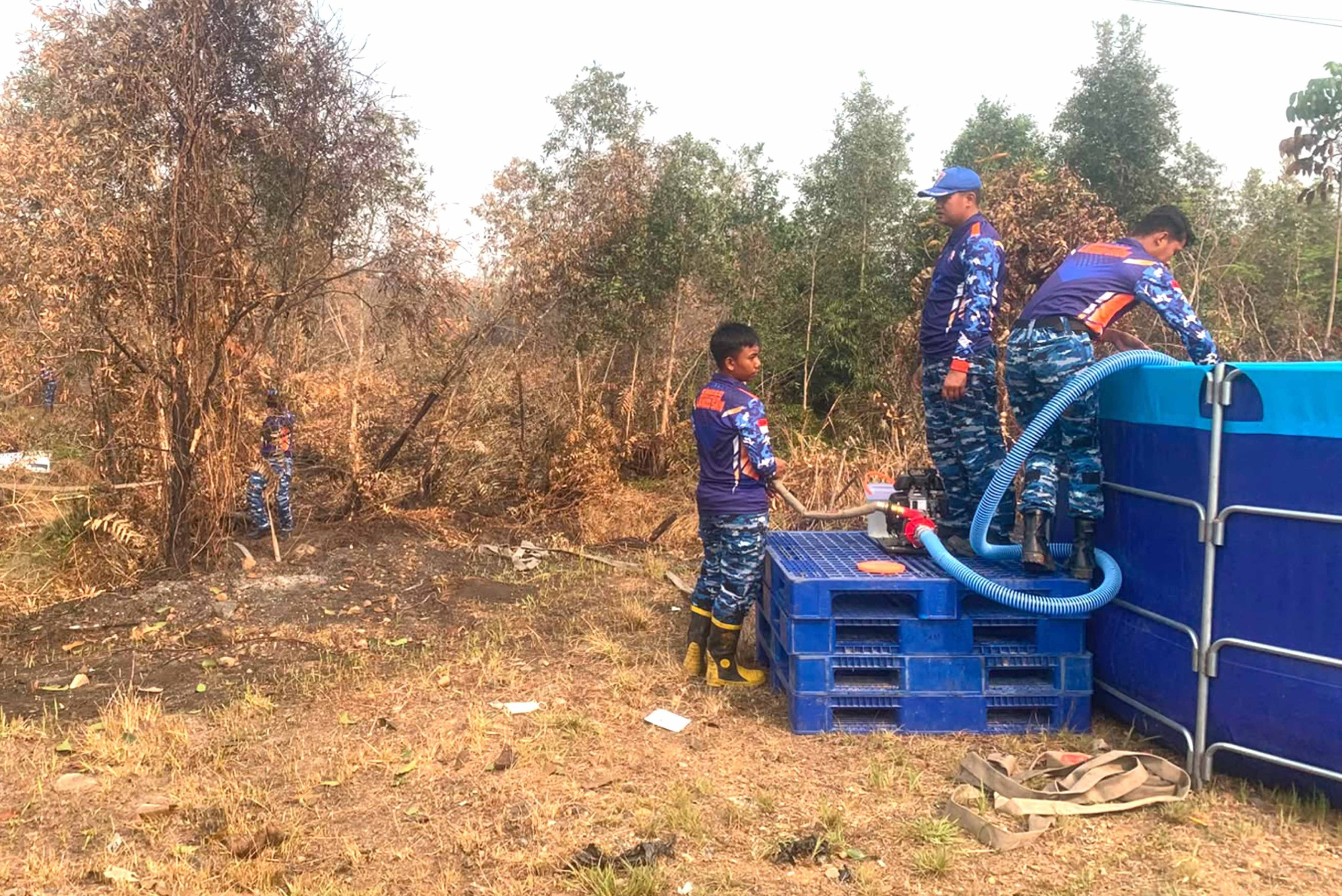 Jaga Gambut Tetap Aman, Satgas Darat Lanud Sjamsudin Noor Perkuat Pembasahan Berkelanjutan